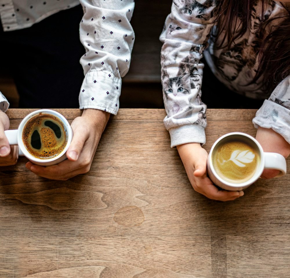 Deux personnes se retrouvent autour d'un café